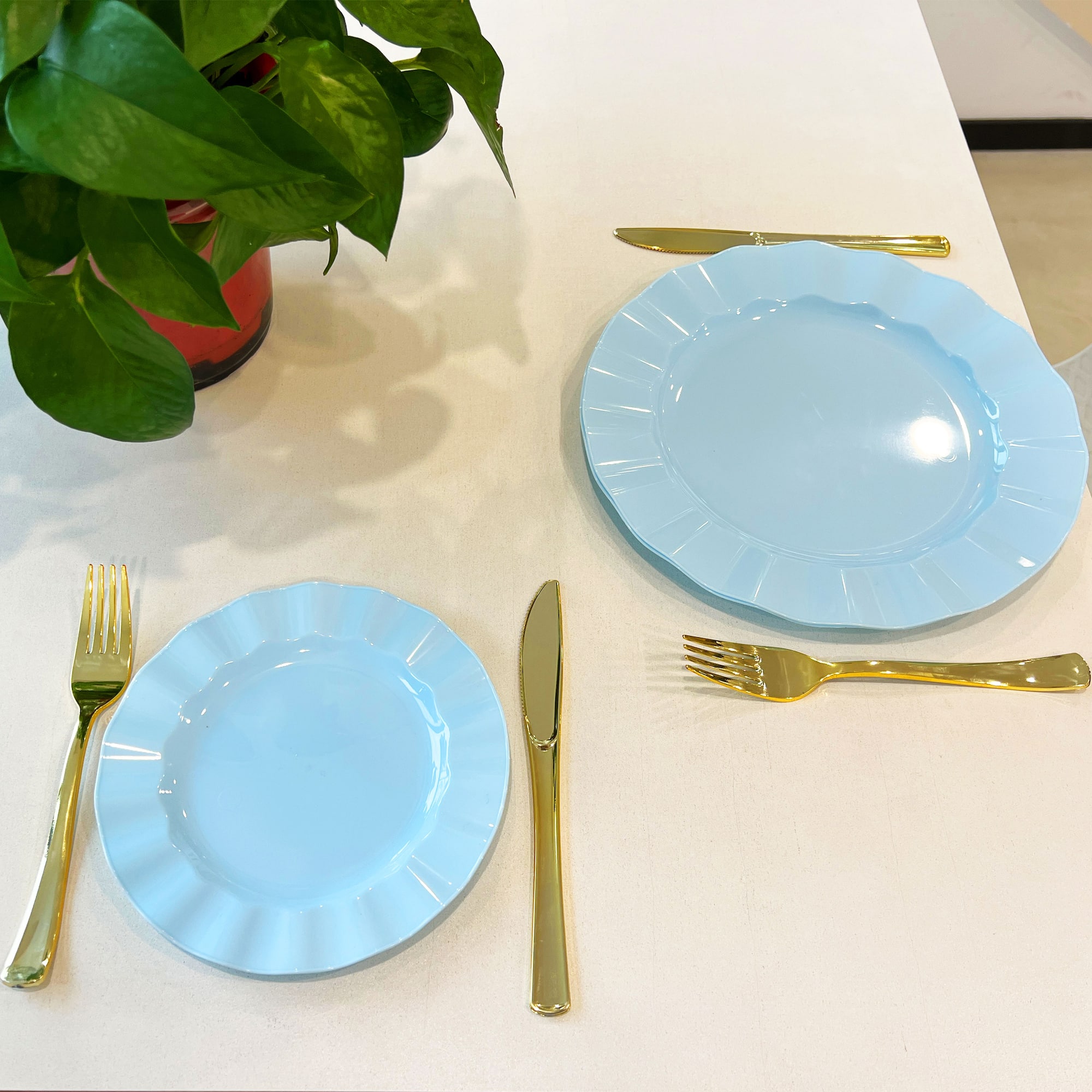 7" & 10" Wavy Rim Plastic Plates